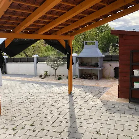 Longer Life Stone House Puticanje