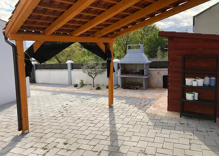 Longer Life Stone House Puticanje