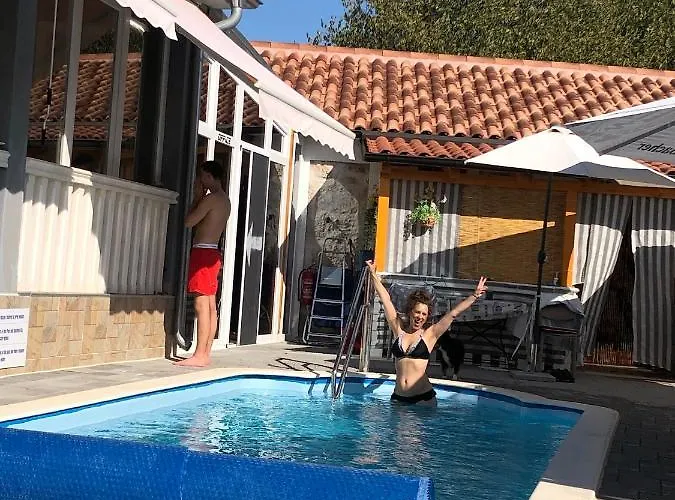 Longer Life Stone House Puticanje